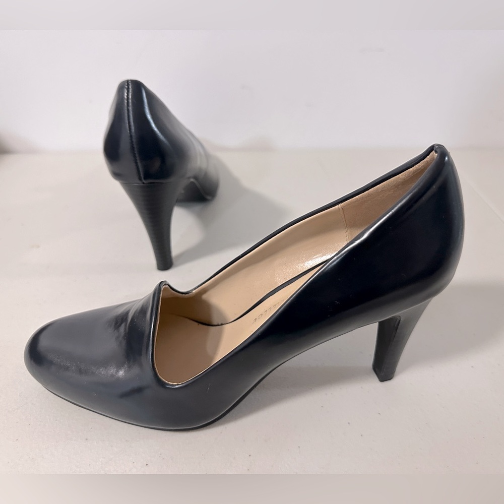 Ann Marino by Bettye Miller Navy Blue Pump Size: 8.5M, Used